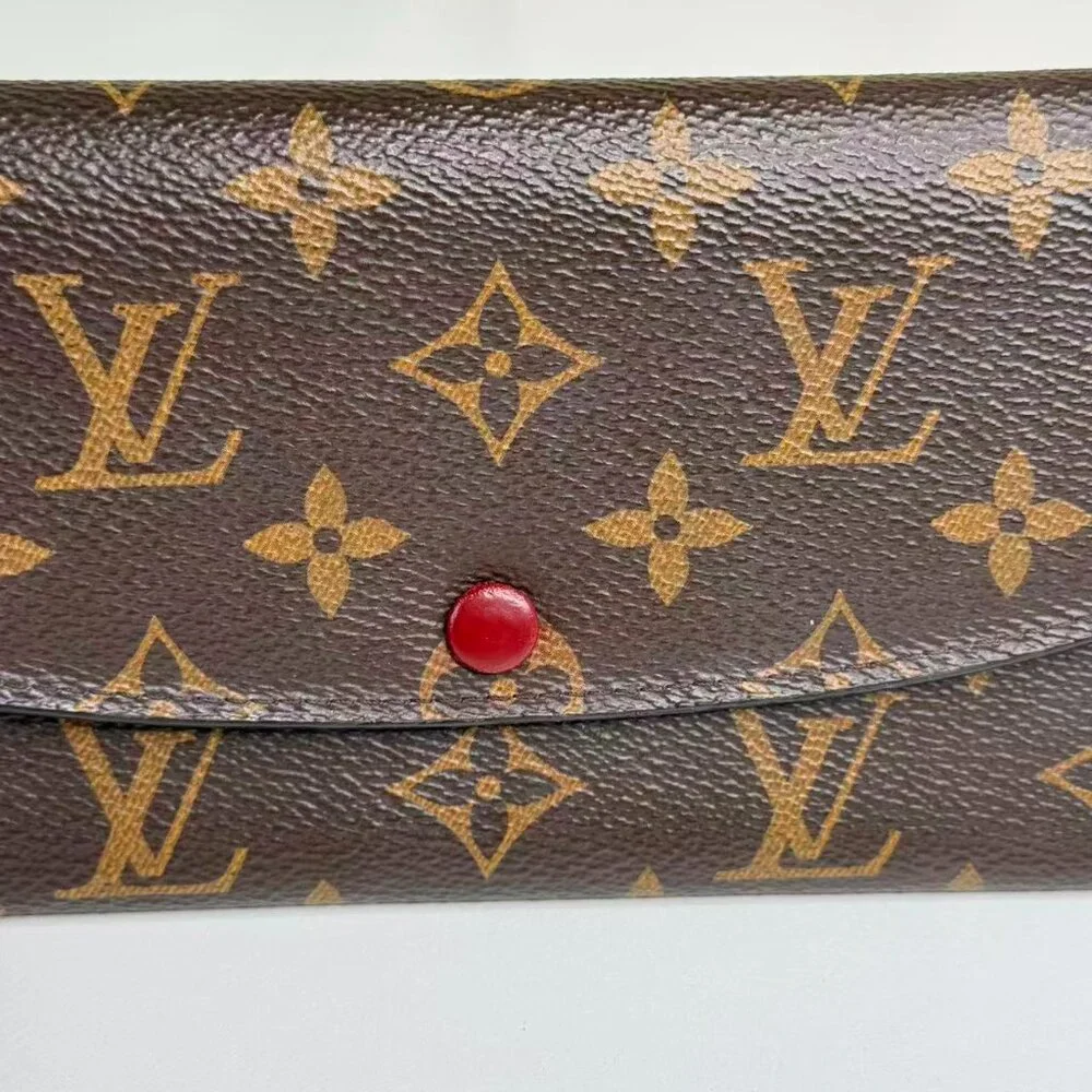 Louis Vuitton Monogram Canvas Wallet with Classic LV Logo Design - Picture 6 of 7